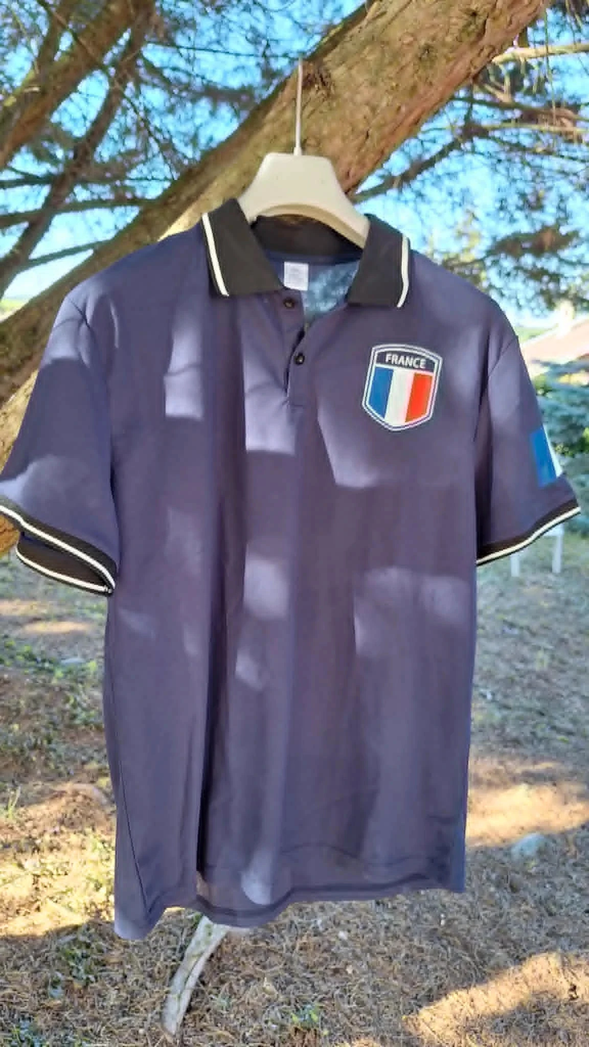 Polo bleu marine, esprit tricolore.